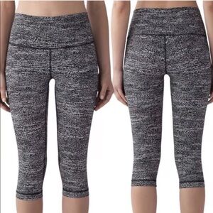 Lululemon Size 6 Wunder Under Crop Hi-Rise 21" Rush Black White Athleisure